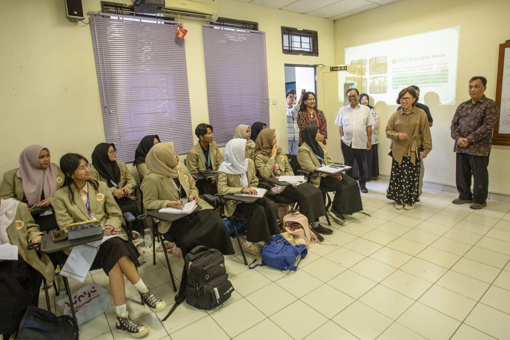 Rektor UGM Ova Emilia (kedua kanan) berbincang dengan mahasiswa baru yang mengikuti Pengembangan Inisiatif dan Orientasi bagi Mahasiswa Baru (PIONIR) Gadjah Mada 2026 di Fakultas Kedokteran Hewan UGM, Sleman, Daerah Istimewa Yogyakarta, Selasa (4/8/2026). Kegiatan yang diikuti total sebanyak 11.099 mahasiswa baru dengan tema 'Mengukir Jati Diri Gadjah Mada Muda, Berdikari Membangun Bangsa' tersebut menjadi langkah awal mahasiswa baru untuk mengenal kehidupan kampus serta membangun karakter berintegritas, berdaya saing, dan bermanfaat bagi masyarakat. ANTARA FOTO/Andreas Fitri Atmoko/kye Orientasi mahasiswa baru UGM
