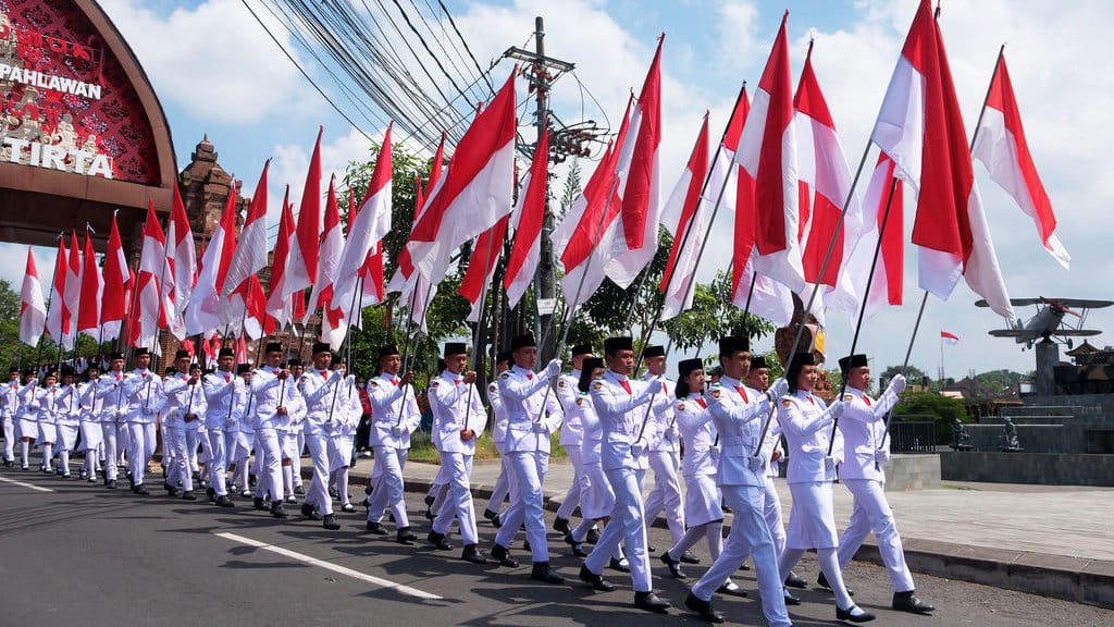 Pasukan pengibar bendera (Paskibraka) mengikuti parade kemerdekaan di Tabanan, Bali, Selasa (4/8/2026). ANTARA FOTO/Nyoman Hendra Wibowo/YU Parade kemerdekaan di Tabanan Bali
