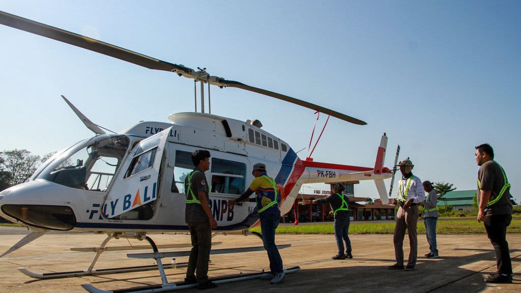 Kru memeriksa kesiapan helikopter Bell 206L-3 sebelum melakukan patroli kebakaran hutan dan lahan di wilayah udara Kalimantan Tengah di Bandar Udara Tjilik Riwut Palangka Raya, Kalteng, Selasa, (4/8/2026). ANTARA FOTO/Auliya Rahman/YU Patroli kebakaran hutan dan lahan melalui udara di Kalteng