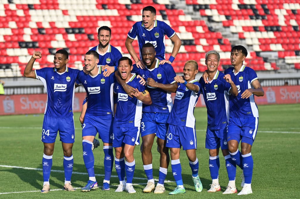 Pesepak bola Persib Bandung Balsa Sekulic (kedua kiri) bersama rekan setim berselebrasi usai mencetak gol ke gawang Persija Jakarta pada semifinal Piala Presiden 2026 di Stadion Kapten I Wayan Dipta, Gianyar, Bali, Selasa (4/8/2026). ANTARA FOTO/Nyoman Hendra Wibowo/YU Persib lolos ke final Piala Presiden 2026