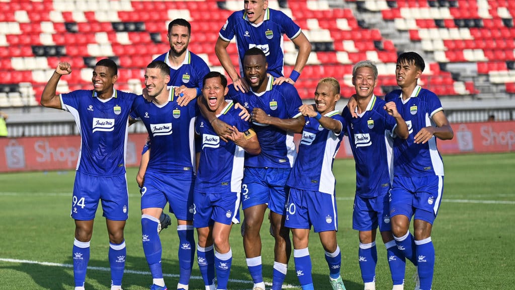 Pesepak bola Persib Bandung Balsa Sekulic (kedua kiri) bersama rekan setim berselebrasi usai mencetak gol ke gawang Persija Jakarta pada semifinal Piala Presiden 2026 di Stadion Kapten I Wayan Dipta, Gianyar, Bali, Selasa (4/8/2026). ANTARA FOTO/Nyoman Hendra Wibowo/YU Persib lolos ke final Piala Presiden 2026