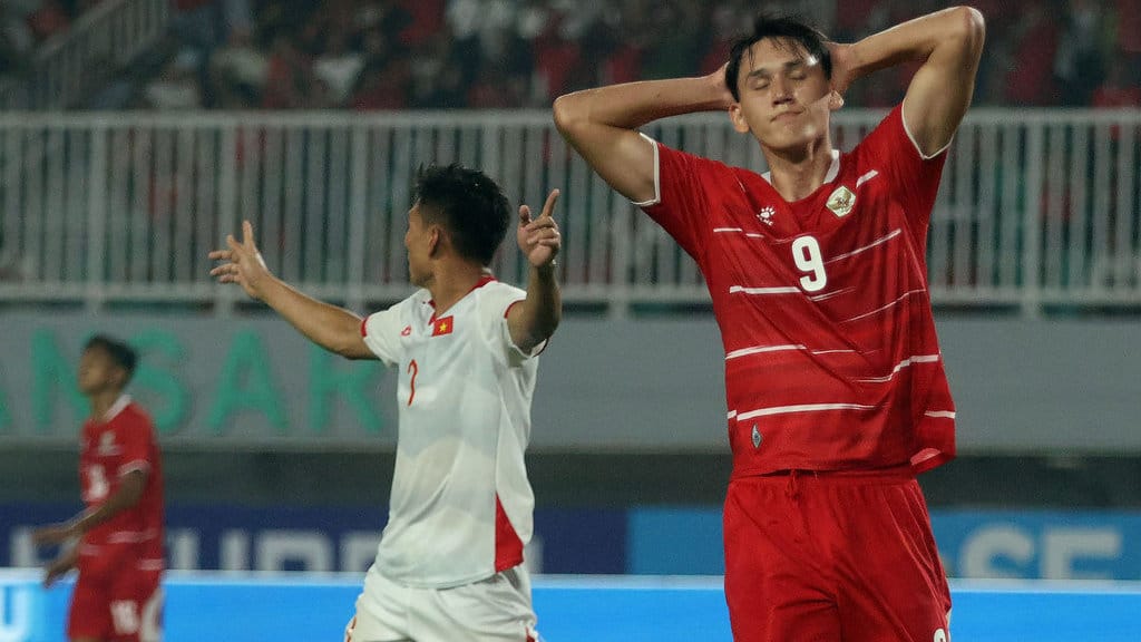 Ekspresi pesepak bola Timnas Indonesia Mitchell Lee Baker (kanan) usai gagal mencetak peluang gol saat melawan Timnas Vietnam pada pertandingan Grup A Piala AFF 2026 di Stadion Gelora Pakansari, Kabupaten Bogor, Jawa Barat, Senin (3/8/2026). Timnas Indonesia dikalahkan Timnas Vietnam dengan skor 0-3. ANTARA FOTO/Yulius Satria Wijaya/rwa. Timnas Indonesia dikalahkan Timnas Vietnam