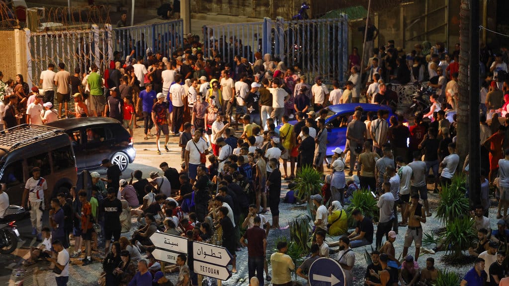 Warga berkumpul di Bab Sebta, di perbatasan Maroko-Spanyol dekat wilayah eksklave Spanyol, Ceuta, dan kota Fnideq di Maroko, pada 30 Juli 2026. AFP/Abdelmajid BZIOUAT Konflik Ceuta