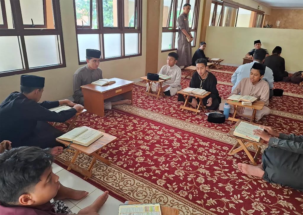 Suasana halaqoh Quran di Pesantren Tajfidz Al Quran dan dan Bahasa Arab Bina Madani, Bogor pada Minggu (2/8/2026). tirto.id/Irfan Amin halaqoh Quran di Pesantren Tajfidz Al Quran