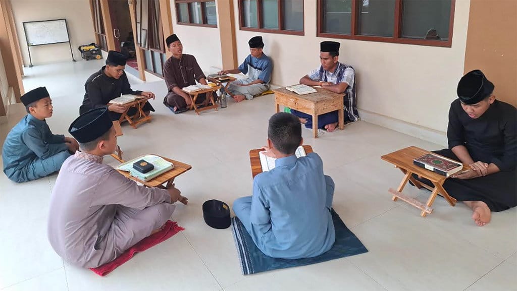 Suasana halaqoh Quran di Pesantren Tajfidz Al Quran dan dan Bahasa Arab Bina Madani, Bogor pada Minggu (2/8/2026). tirto.id/Irfan Amin halaqoh Quran di Pesantren Tajfidz Al Quran