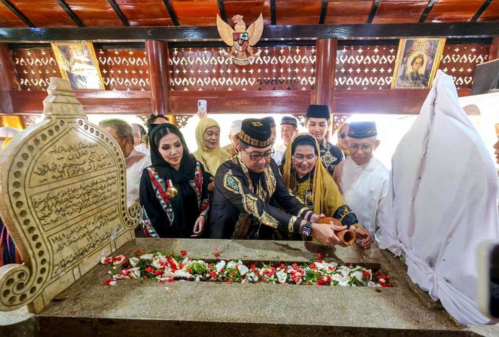 Menteri Ekonomi Kreatif/Kepala Badan Ekonomi Kreatif, Teuku Riefky Harsya, berziarah ke makam Pahlawan Nasional Cut Nyak Dhien di Kompleks Makam Gunung Puyuh, Sumedang, Jawa Barat, Selasa (4/8/2028). (FOTO/Dok. Kemenekraf) Header Rilis Kemenekraf