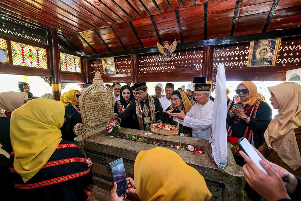Menteri Ekonomi Kreatif/Kepala Badan Ekonomi Kreatif, Teuku Riefky Harsya, berziarah ke makam Pahlawan Nasional Cut Nyak Dhien di Kompleks Makam Gunung Puyuh, Sumedang, Jawa Barat, Selasa (4/8/2028). (FOTO/Dok. Kemenekraf) Header Rilis Kemenekraf