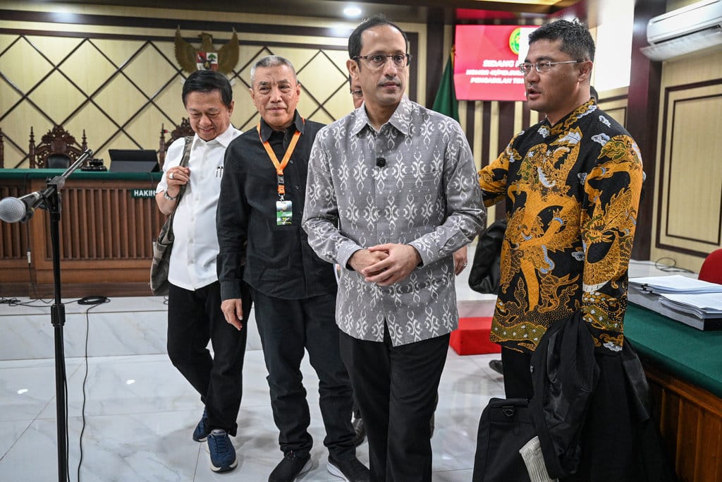Terdakwa kasus dugaan korupsi pengadaan Chromebook dalam program digitalisasi pendidikan di Kemendikbudristek Nadiem Anwar Makarim (kedua kanan) bersama penasihat hukumnya berjalan usai menjalani sidang perdana banding atas vonisnya di Pengadilan Tinggi DKI Jakarta, Jakarta, Rabu (5/8/2026). Sidang tersebut beragendakan pembacaan memori banding dari pihak penasihat hukum. ANTARA FOTO/Fauzan/nz Sidang perdana banding vonis Nadiem Makarim