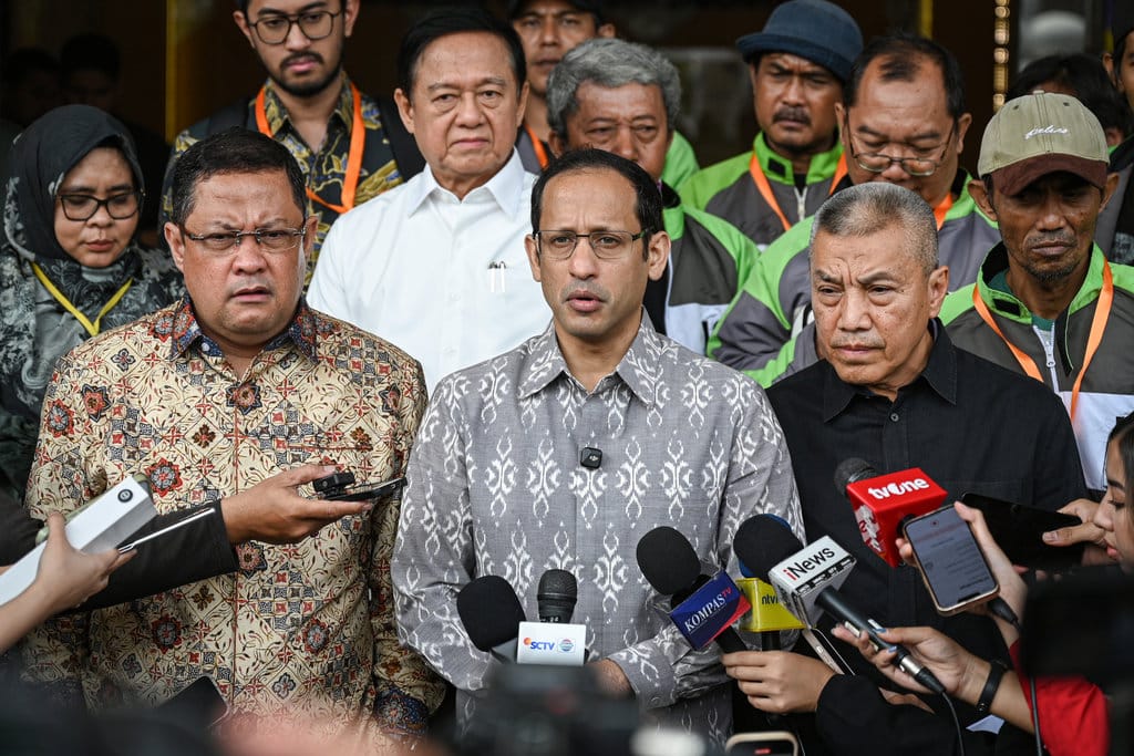 Terdakwa kasus dugaan korupsi pengadaan Chromebook dalam program digitalisasi pendidikan di Kemendikbudristek Nadiem Anwar Makarim (tengah) didampingi tim penasihat hukumnya memberikan keterangan usai menjalani sidang perdana banding atas vonisnya di Pengadilan Tinggi DKI Jakarta, Jakarta, Rabu (5/8/2026). Sidang tersebut beragendakan pembacaan memori banding dari pihak penasihat hukum. ANTARA FOTO/Fauzan/nz Sidang perdana banding vonis Nadiem Makarim