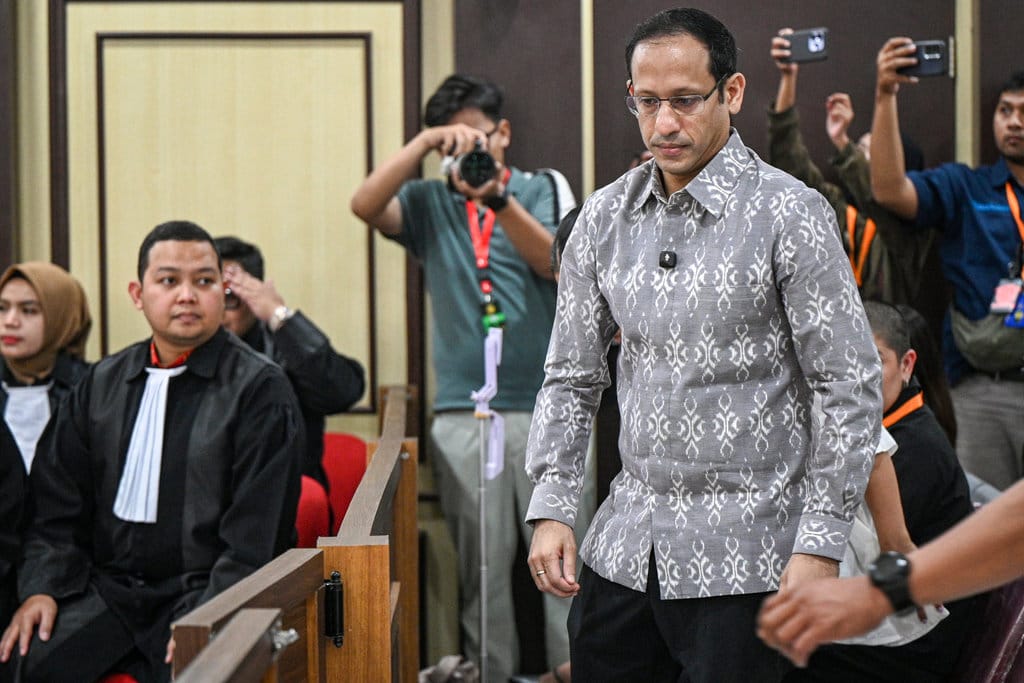 Terdakwa kasus dugaan korupsi pengadaan Chromebook dalam program digitalisasi pendidikan di Kemendikbudristek Nadiem Anwar Makarim (kanan) bersiap mengikuti sidang perdana banding atas vonisnya di Pengadilan Tinggi DKI Jakarta, Jakarta, Rabu (5/8/2026). Sidang tersebut beragendakan pembacaan memori banding dari pihak penasihat hukum. ANTARA FOTO/Fauzan/nz Sidang perdana banding vonis Nadiem Makarim