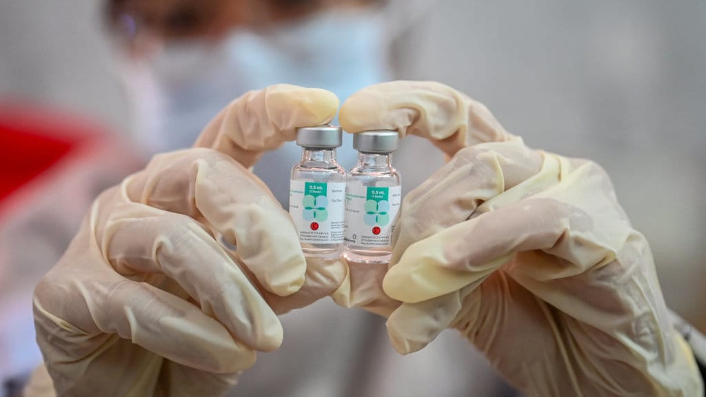 Petugas kesehatan menunjukkan vaksin Human Papillomavirus (HPV) di Sekolah Dasar Palmerah 09, Jakarta, Rabu (5/8/2026). Pemerintah Kota Jakarta Barat menargetkan 18.531 siswa sekolah dasar (SD) se-Jakarta Barat mengikuti vaksinasi Human Papillomavirus (HPV) pada 2026 guna memberikan perlindungan yang lebih luas terhadap penyakit yang disebabkan oleh virus HPV. ANTARA FOTO/Rivan Awal Lingga/nz Vaksinasi HPV di Jakarta Barat
