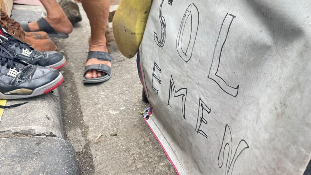 Yanto ketika sedengan memperbaiki flatshoes, di Ruko Jalan Dewi Sartika, Rabu (5/8/2026). FOTO/Putri Az zahra Menjahit Harapan di Tepi Jalan Dewi Sartika