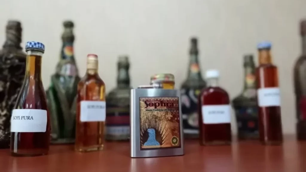 Minuman alkohol tradisional Sophia. Antara/Kornelis Kaha. Minuman alkohol tradisional Sophia