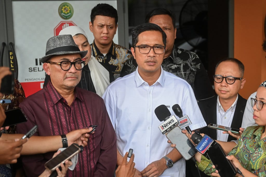 Kuasa hukum mantan Jaksa Agung Muda Bidang Tindak Pidana Khusus (Jampidsus) Febrie Adriansyah, Febri Diansyah (tengah) dan Firman Wijaya (kiri) menyampaikan keterangan pers di Pengadilan Negeri Jakarta Selatan, Jakarta, Rabu (5/8/2026). ANTARA FOTO/Rivan Awal Lingga/nym. Febrie Adriansyah ajukan praperadilan ke PN Jaksel
