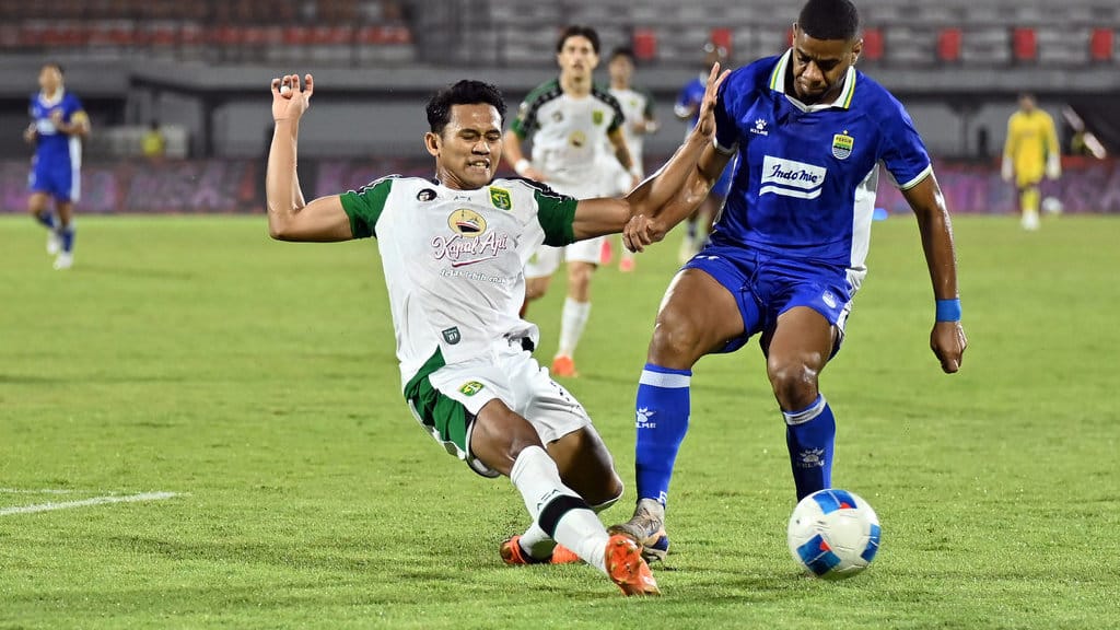 Pesepak bola Persib Bandung Uilliam Barros Pereira (kanan) berebut bola dengan pesepak bola Persebaya Surabaya Arief Catur Pamungkas (kiri) pada final Piala Presiden 2026 di Stadion Kapten I Wayan Dipta, Gianyar, Bali, Kamis (6/8/2026). ANTARA FOTO/Nyoman Hendra Wibowo/kye Final Piala Presiden 2026