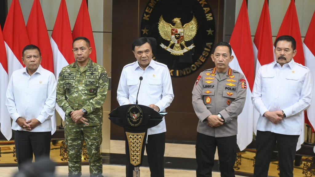 Menteri Koordinator Bidang Politik dan Keamanan (Menko Polkam) Djamari Chaniago (tengah) didampingi Kapolri Jenderal Pol. Listyo Sigit Prabowo (kedua kanan), Panglima TNI Jenderal TNI Agus Subiyanto (kedua kiri), Jaksa Agung ST Burhanuddin (kanan), dan Kepala Badan Intelijen Negara (BIN) Muhammad Herindra menyampaikan keterangan saat konferensi pers terkait stabilitas politik dan keamanan di Kantor Kemenko Polkam, Jakarta, Rabu (5/8/2026). ANTARA FOTO/Hafidz Mubarak A/nym. Kemenko Polkam pastikan situasi nasional aman