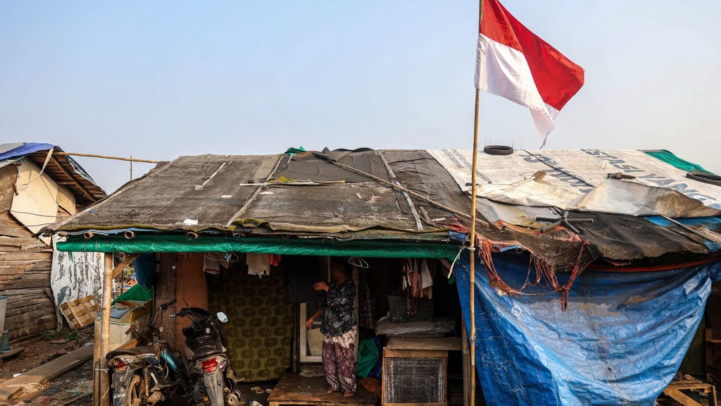 Seorang warga berdiri di depam rumahnya usai menjemur pakaian di Kampung Pemulung Cikiwul, Bantargebang, Kota Bekasi, Jawa Barat, Kamis (6/8/2026). Badan Pusat Statistik (BPS) mencatat tingkat kemiskinan Indonesia turun menjadi 8,07 persen atau sebanyak 22,93 juta orang pada Maret 2026, berkurang sekitar 430 ribu orang dibandingkan September 2025 dengan penurunan tingkat kemiskinan terjadi di seluruh wilayah Indonesia. ANTARA FOTO/Darryl Ramadhan/tom. Penurunan tingkat kemiskinan nasional
