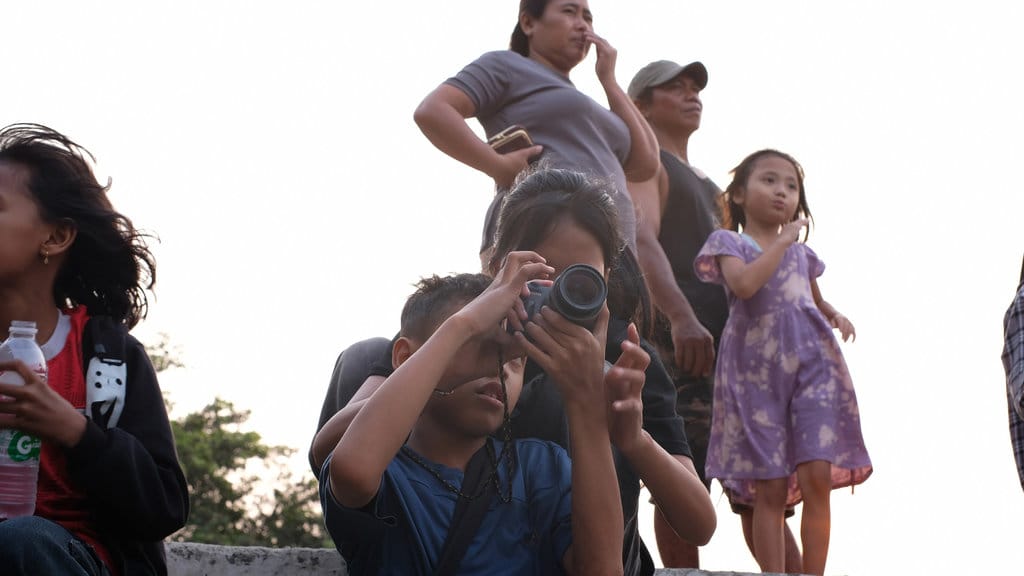 Anak-anak peserta Kelas Jurnalis Cilik melakukan kegiatan di Cilincing, Jakarta Utara, pada Sabtu (25/7/2026). tirto.id/Naufal Majid Cuaca Panas Ekstrem Jakarta