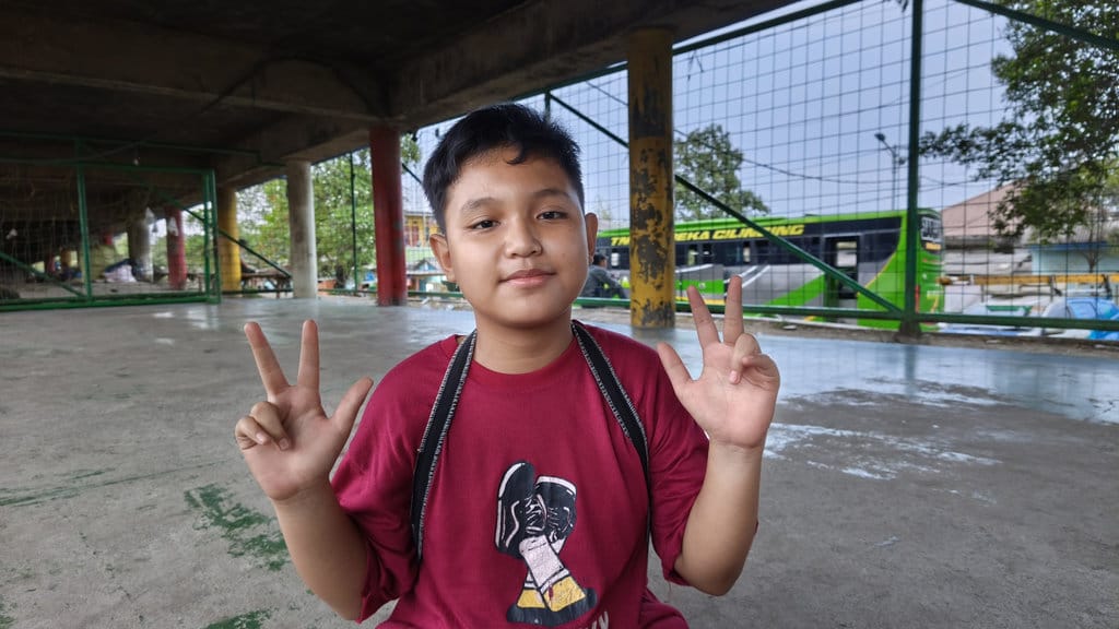 Hafiz (11), anak yang tinggal di Cilincing, Jakarta Utara, saat diwawancarai oleh Tirto pada Sabtu (25/7/2026). tirto.id/Naufal Majid Cuaca Panas Ekstrem Jakarta