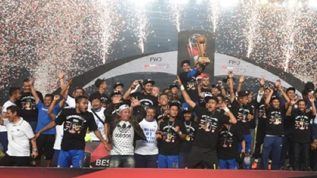 Dokumentasi--Sejumlah pemain Persib Bandung merayakan kemenangan setelah berhasil menjuarai Piala Presiden di Stadion Utama Gelora Bung Karno, Senayan, Jakarta, Minggu (18/10). Persib menjadi juara setelah menundukkan Sriwijaya FC di final dengan skor 2-0. (ANTARA FOTO/Akbar Nugroho Gumay) Persib juara Piala Presiden
