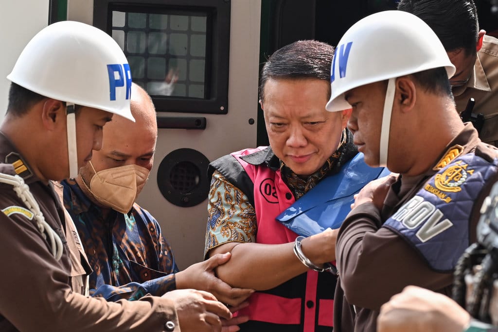 Tersangka kasus dugaan Tindak Pidana Pencucian Uang (TPPU) Febrie Adriansyah (tengah) saat tiba di Gedung Utama Kejaksaan Agung, Jakarta, Jumat (7/8/2026). Kejaksaan Agung melalui tim 9 melakukan pemeriksaan terhadap mantan Jampidsus Febrie Adriansyah. ANTARA FOTO/Fakhri Hermansyah/YU Kejagung periksa Febrie Adriansyah