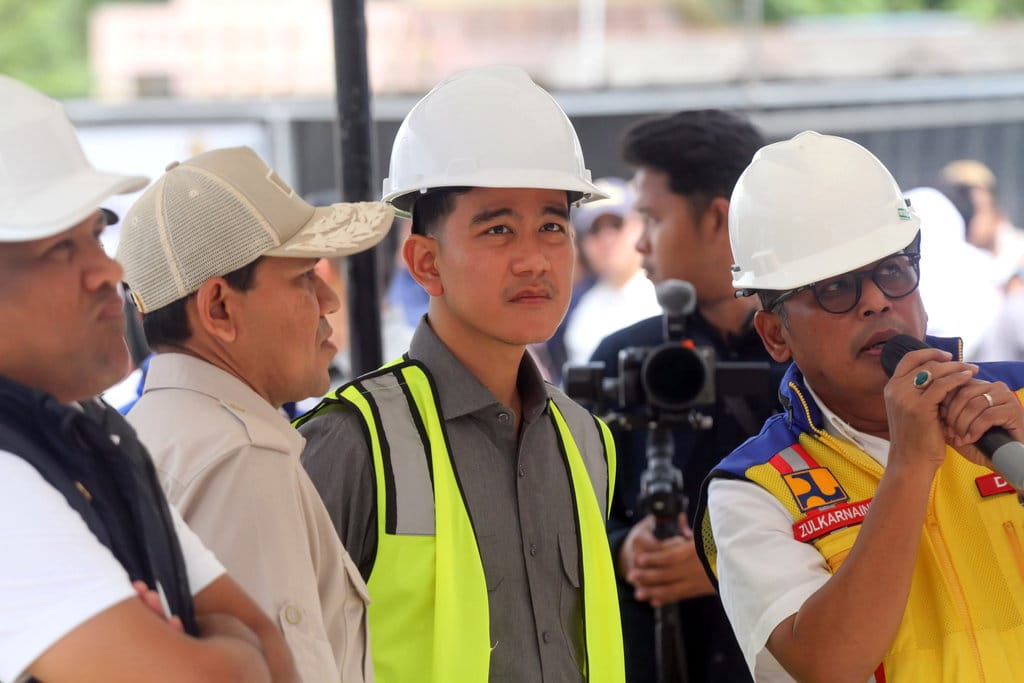 Wakil Presiden Gibran Rakabuming Raka mendengar penjelasan dari petugas Kementerian PU terkait pembangunan jembatan Teupin Mane saat kunjungan kerjanya (kunker) ke Kabupaten Bireuen, Aceh, Kamis (6/8/2026). Kunker Wakil Presiden Gibran ke Aceh itu untuk melihat langsung perkembangan pembangunan dua infrastruktur vital jembatan Krueng Tingkeum Kutablang dan jembatan Teupin Mane, revitalisasi sekolah yang rusak serta menyerap langsung aspirasi masyarakat untuk percepatan pemulihan kehidupan warga terdampak pascabencana Sumatera pada akhir November 2025. ANTARA FOTO/Rahmad/wsj. Kunker Wapres ke Aceh