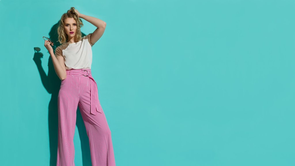 Ilustrasi perempuan celana pink. foto/istockphoto Ilustrasi perempuan celana pink