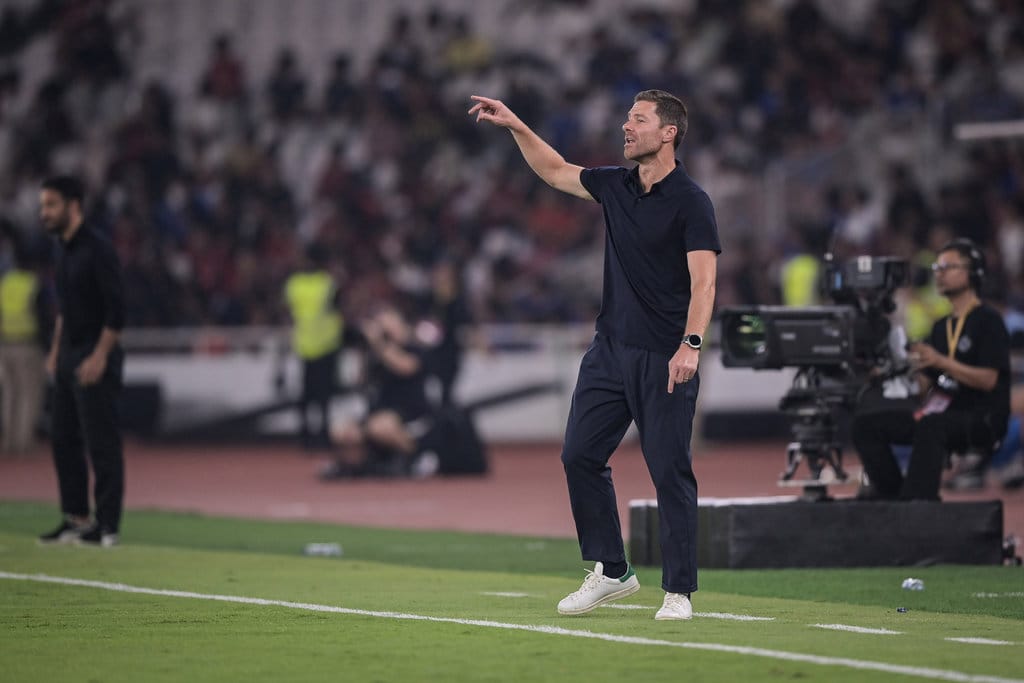 Pelatih Chelsea Xabi Alonso (kanan) memberikan arahan kepada pemain saat timnya melawan AC Milan dalam pertandingan Indonesia Super Cup 2026 di Stadion Utama Gelora Bung Karno, Jakarta, Sabtu (8/8/2026). ANTARA FOTO/Muhammad Adimaja/sth/kye Chelsea melawan AC Milan