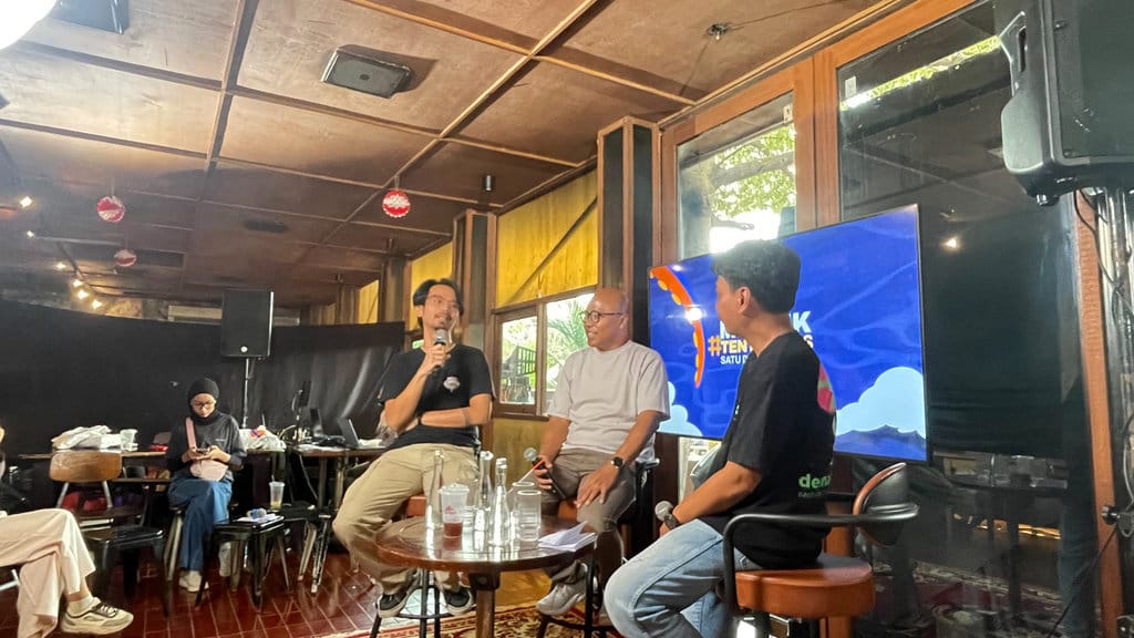 Talkshow mengenai antara nostalgia dan masa depan membahas motuba oleh Ditra Yudha dan M.Harmin, di Kopikina Kemang, Jumat (07/08/26). tirto.id/Putri Az zahra Talkshow tirto di Kopikina (motuba )