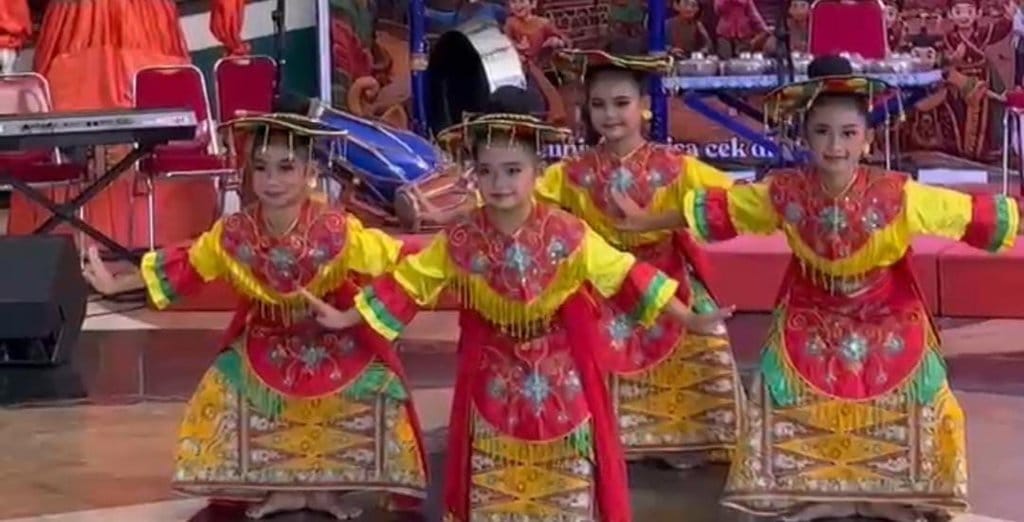 Penampilan Tradisi Kebudayaan seperti tari betawi, palang pintu, ondel ondel, dan Gambus, di Gedung Serba Guna, UPT Perkampungan Betawi, Sabtu (01/08/26). tirto,id/Putri Tradisi Kebudayaan Betawi