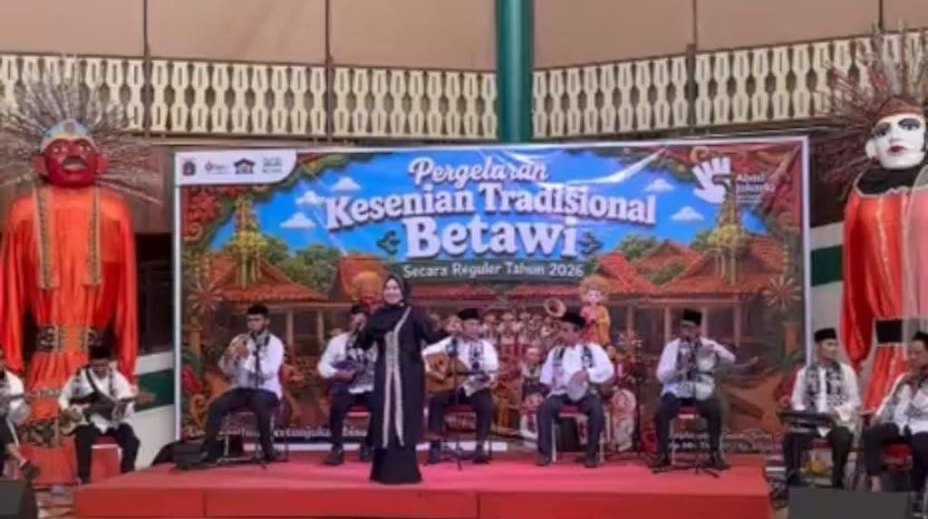 Penampilan Tradisi Kebudayaan seperti tari betawi, palang pintu, ondel ondel, dan Gambus, di Gedung Serba Guna, UPT Perkampungan Betawi, Sabtu (01/08/26). tirto,id/Putri Tradisi Kebudayaan Betawi