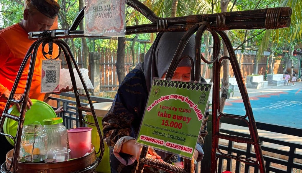 Penampilan Tradisi Kebudayaan seperti tari betawi, palang pintu, ondel ondel, dan Gambus, di Gedung Serba Guna, UPT Perkampungan Betawi, Sabtu (01/08/26). tirto,id/Putri Tradisi Kebudayaan Betawi