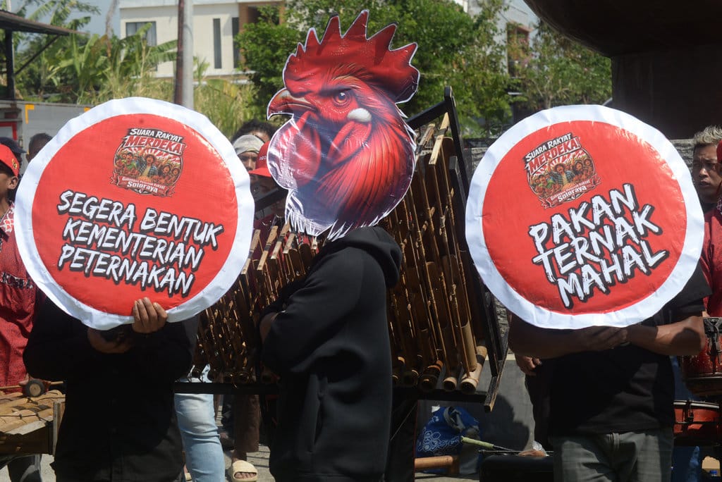 Peserta aksi yang tergabung Paguyuban Peternak Boyolali Bersatu mengenakan topeng ayam dan membawa spanduk saat melakukan aksi damai membagi ayam dan telur gratis di Boyolali, Jawa Tengah, Senin (10/8/2026). Aksi damai dengan membagi ayam dan telur gratis kepada warga tersebut sebagai bentuk protes karena harga pakan ayam tinggi dan harga jual ayam di tingkat peternak rendah sehingga menyebabkan peternak ayam merugi. ANTARA FOTO/Aloysius Jarot Nugroho/foc. Aksi damai peternak ayam di Boyolali