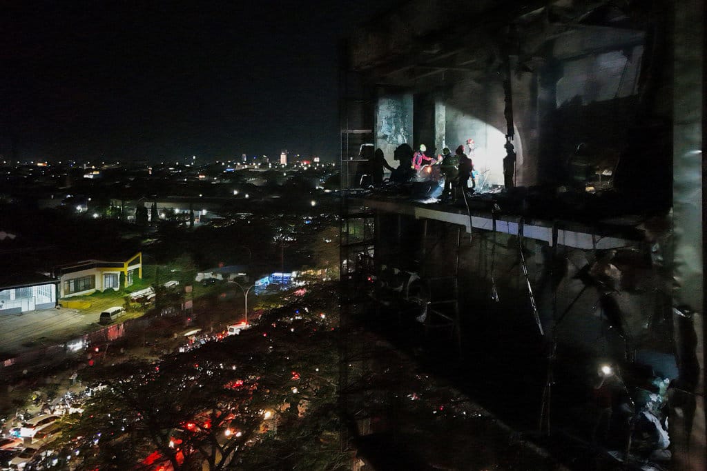 Foto udara petugas pemadam kebakaran melakukan proses pendinginan di lokasi kebakaran Nipah Mall Makassar, Sulawesi Selatan, Minggu (9/8/2025). Dinas Pemadam Kebakaran dan Penyelamatan Kota Makassar menyatakan dugaan sementara penyebab kebakaran akibat korsleting listrik. ANTARA FOTO/Hasrul Said/agr Kebakaran di Nipah Mall Makassar