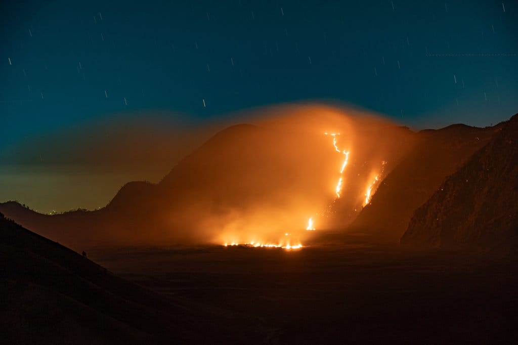 Asap dan kobaran api terlihat di kawasan Taman Nasional Bromo Tengger Semeru (TNBTS), Kabupaten Probolinggo, Jawa Timur, Minggu (9/8/2026) dini hari. ANTARA FOTO/Irfan Sumanjaya/tom. Kebakaran di Taman Nasional Bromo Tengger Semeru