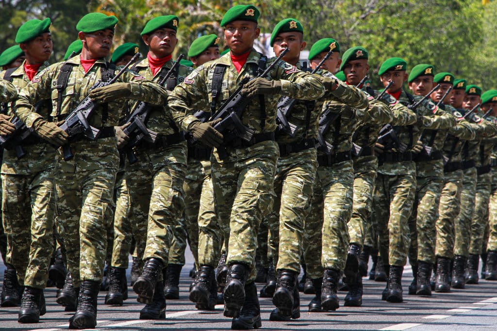 Prajurit TNI menampilkan parade defile di Jalan Imam Bonjol depan Kodam XXI/Tambun Bungai, Palangka Raya, Kalimantan Tengah, Senin (10/8/2026). Peringatan HUT ke-1 Kodam XXII/Tambun Bungai dengan mengusung tema Profesionalisme Prajurit Tambun Bungai untuk NKRI tersebut dimeriahkan berbagai pertunjukan prajurit TNI diantaranya yakni defile pasukan, demonstrasi penanggulangan teror, aksi terjun payung, dan atraksi bela diri militer. ANTARA FOTO/Auliya Rahman/nz Peringatan HUT Kodam XXII/Tambun Bungai