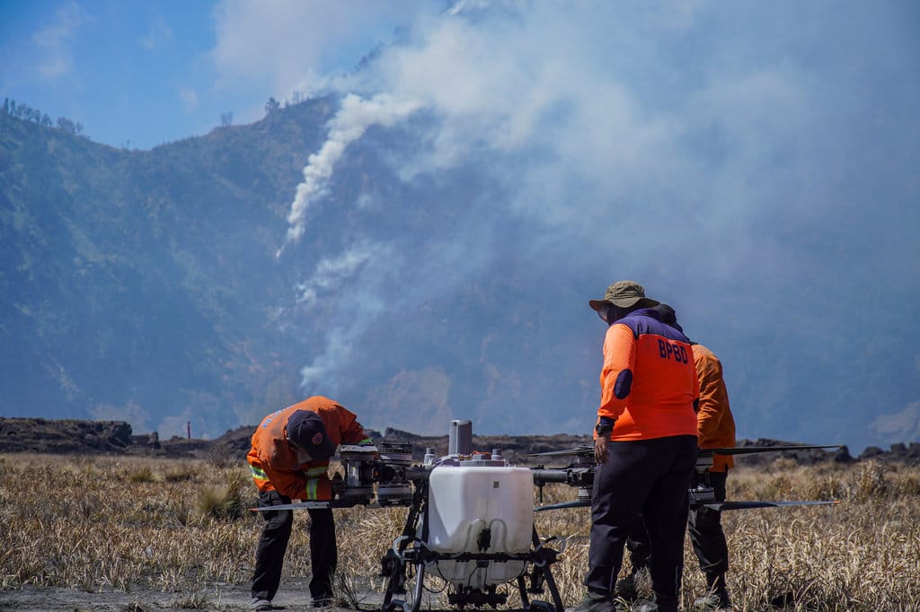 Petugas menyiapkan drone untuk penanganan kebakaran di kawasan Taman Nasional Bromo Tengger Semeru (TNBTS), Kabupaten Probolinggo, Jawa Timur, Minggu (9/8/2026). ANTARA FOTO/Irfan Sumanjaya/agr Upaya pemadaman kebakaran hutan di kawasan TNBTS