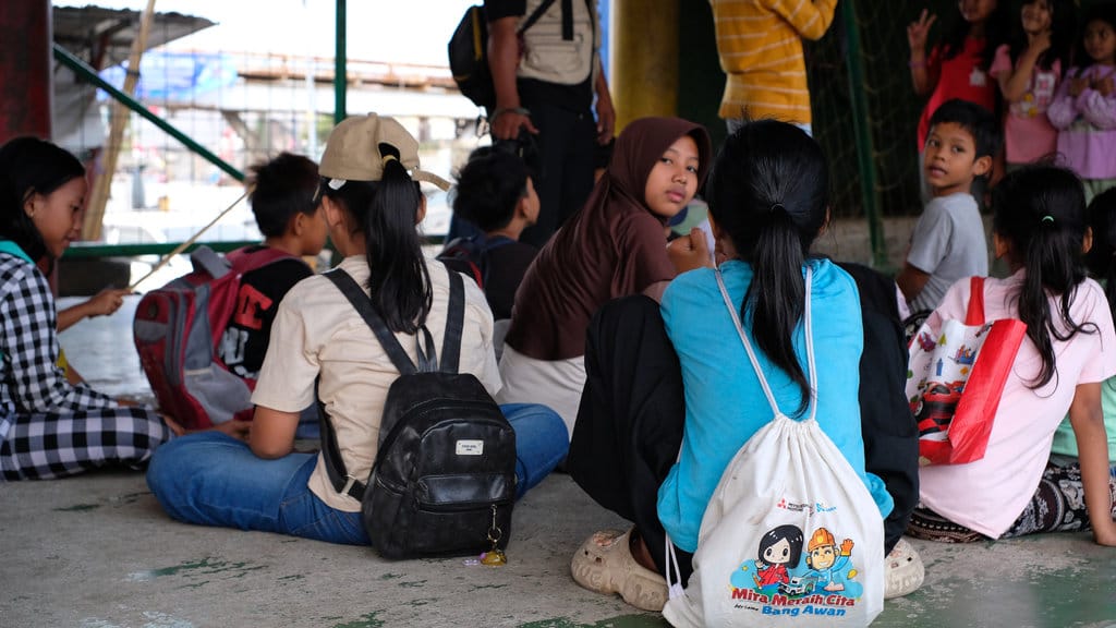 Anak-anak peserta Kelas Jurnalis Cilik melakukan kegiatan di Cilincing, Jakarta Utara, pada Sabtu (25/7/2026). tirto.id/Naufal Kelas Jurnalis Cilik