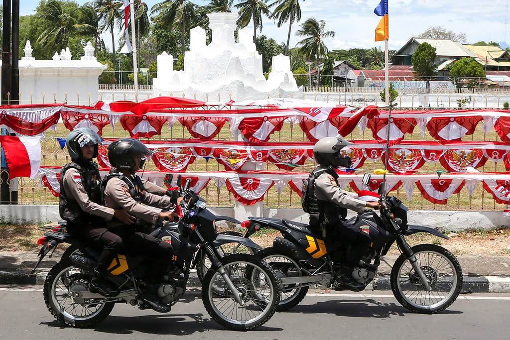 Anggota Sat Samapta Polresta Banda Aceh melintas dikawasan cagar budaya Gunongan saat melaksanakan patroli sepeda motor di Banda Aceh, Aceh, Selasa (11/8/2026). Polresta Banda Aceh mengerahkan personil untuk menjaga keamanan dan ketertiban masyarakat dalam rangka mencegah tindak kriminalitas, serta memastikan seluruh rangkaian perayaan 17 Agustus berlangsung aman, damai dan kondusif. ANTARA FOTO/Irwansyah Putra/agr Patroli keamanan jelang HUT RI di Aceh