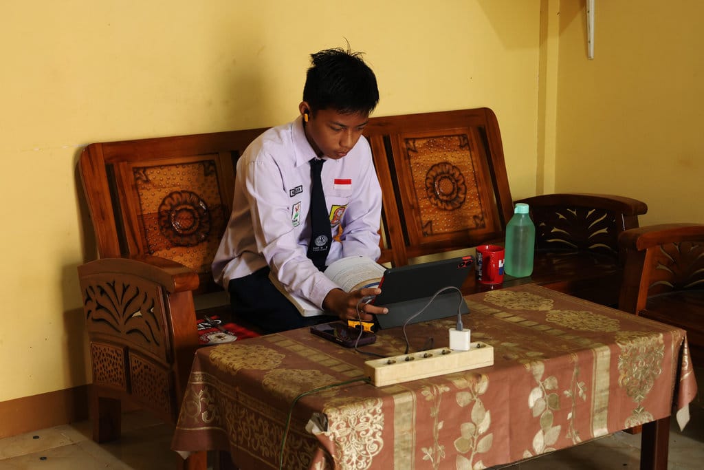 Siswa SMP Negeri 8 Pontianak Nuril Ihsan mengikuti pembelajaran secara daring dari rumah di Pontianak, Kalimantan Barat, Selasa (11/8/2026). Dinas Pendidikan dan Kebudayaan (Disdikbud) Provinsi Kalimantan Barat bersama Disdikbud Kota Pontianak mengalihkan sementara pembelajaran tatap muka menjadi pembelajaran daring bagi siswa PAUD/TK, SD, SMP, hingga SMA negeri dan swasta mulai 10 Agustus 2026 sampai kualitas udara membaik akibat kabut asap yang melanda wilayah tersebut. ANTARA FOTO/Jessica Wuysang/tom. Pembelajaran daring akibat kabut asap di Kalbar