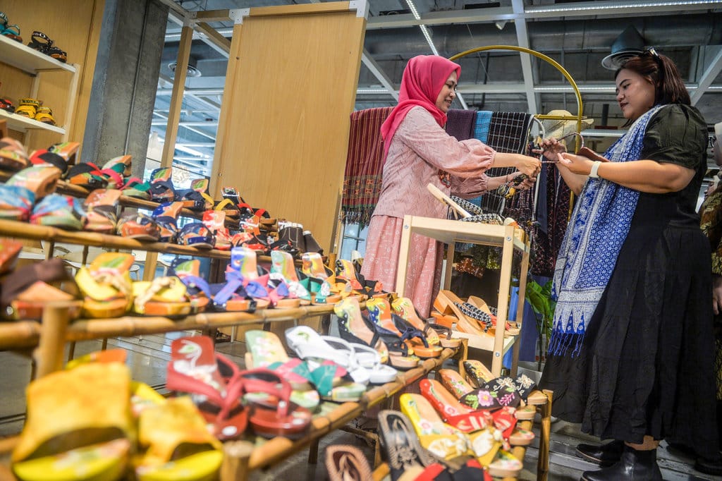 Pelaku usaha mikro, kecil dan menengah (UMKM) menunjukkan produk pernak-pernik ke pengunjung di salah satu ritel di Kota Tangerang, Banten, Selasa (11/8/2026). Kementerian Perdagangan mengoptimalkan peluang UMKM untuk naik kelas dan berkontribusi lebih besar terhadap pergerakan ekonomi nasional melalui perluasan akses ke ritel modern dengan menyediakan ruang kolaborasi antara UMKM dan toko swalayan, minimarket, supermarket maupun department store. ANTARA FOTO/Putra M. Akbar/agr Percepatan UMKM masuk ritel modern