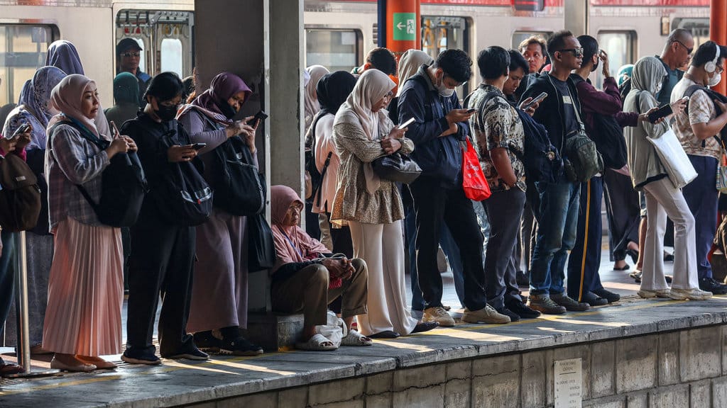 Calon penumpang menunggu kedatangan rangkaian kereta rel listrik (KRL) Commuterline Jabodetabek di Stasiun Bekasi, Kota Bekasi, Jawa Barat, Selasa (11/8/2026). PT Kereta Api Indonesia (Persero) mencatat Commuter Line Jabodetabek melayani 178.001.308 perjalanan pada Januari-Juni 2026, dengan 135,7 juta perjalanan atau 76,2 persen berlangsung pada hari kerja serta kepadatan terjadi pada pagi dan sore hari saat jam berangkat dan pulang kerja. ANTARA FOTO/Darryl Ramadhan/tom. Perjalanan KRL Jabodetabek pada semester I 2026
