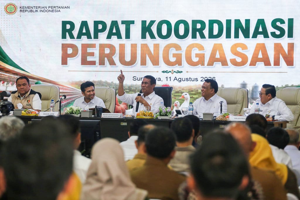 Menteri Pertanian Andi Amran Sulaiman (tengah) bersama Wakil Kepala Badan Gizi Nasional Trenggono (kedua kanan), Dirjen Peternakan dan Kesehatan Hewan Kementan Agung Suganda (kanan), Wakil Gubernur Jatim Emil Elestianto Dardak (kedua kiri) serta perwakilan Satgas Pangan Kombes Pol Dery Agung Wijaya (kiri) memimpin rapat koordinasi perunggasan di Graha Vetma, Pusat Veteriner Farma (Pusvetma), Surabaya, Jawa Timur, Selasa (11/8/2026). Rapat yang dihadiri peternak Pulau Jawa tersebut diselenggarakan Kementan sebagai upaya pemerintah dalam menjaga keseimbangan ekosistem perunggasan nasional dan berkelanjutan guna memperkuat ketahanan pangan serta memastiian keberlanjutan usaha peternak. ANTARA FOTO/Moch Asim/agr Rapat koordinasi perunggasan di Surabaya