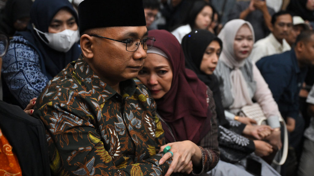 Terdakwa kasus dugaan korupsi kuota haji Yaqut Cholil Qoumas (kiri) didampingi istri Eny Retno bersiap untuk menjalani sidang pembacaan dakwaan di Pengadilan Tipikor, Jakarta, Selasa (11/8/2026). Mantan Menteri Agama periode 2020-2024 tersebut menjalani sidang perdana dalam kasus dugaan korupsi kuota haji yang diduga merugikan negara sekitar Rp622 miliar. ANTARA FOTO/Bayu Pratama S/sgd/tom. Sidang dakwaan Yaqut Cholil Qoumas