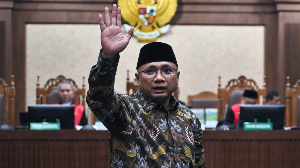 Terdakwa kasus dugaan korupsi kuota haji Yaqut Cholil Qoumas mengangkat tangannya saat bersiap untuk menjalani sidang pembacaan dakwaan di Pengadilan Tipikor, Jakarta, Selasa (11/8/2026). Mantan Menteri Agama periode 2020-2024 tersebut menjalani sidang perdana dalam kasus dugaan korupsi kuota haji yang diduga merugikan negara sekitar Rp622 miliar. ANTARA FOTO/Bayu Pratama S/sgd/tom. Sidang dakwaan Yaqut Cholil Qoumas