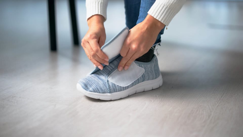 ilustrasi sepatu diabetes. foto/istockphoto ilustrasi sepatu diabetes