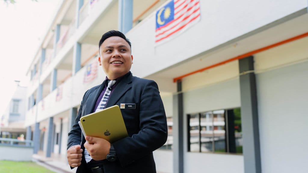 Bapak Nabil, guru di Integomb. foto/Dok. Apple Bapak Nabil