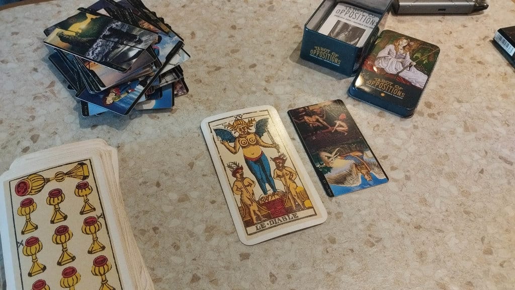 Maraknya Jasa Kartu Tarot di Kalangan Gen Z. tirto.id/Khaila Kartu Tarot Gen Z