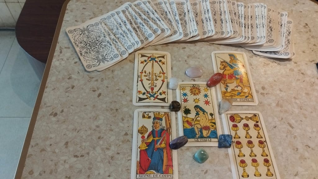 Maraknya Jasa Kartu Tarot di Kalangan Gen Z. tirto.id/Khaila Kartu Tarot Gen Z