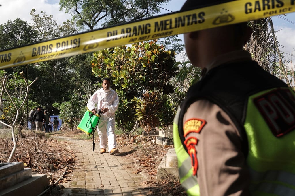 Petugas mengenakan baju alat pelindung diri saat proses ekshumasi jenazah Sutrimo mantan kepala rumah tangga eks Jampidsus Kejagung Febrie Adriansyah, di Desa Wlahar, Wangon, Banyumas, Jawa Tengah, Rabu (12/8/2026). Proses ekshumasi tersebut dilakukan oleh tim gabungan Ditreskrimum Polda Metro Jaya, Polda Jawa Tengah dan Polresta Banyumas serta Perhimpunan Dokter Forensik dan Medikolegal Indonesai (PDFMI) yang mencakup pembongaran makam, pemeriksaan luar, serta pengambilan sampel jaringan tubuh untuk mengungkap penyebab pasti kematian Sutrimo. ANTARA FOTO/Idhad Zakaria/hma Ekshumasi jenazah eks Kepala Rumah Tangga Jampidsus